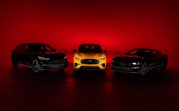 Ford выпустил «черные» версии Mustang и Mustang Mach-E