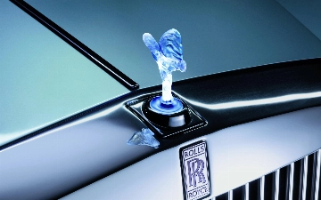 Что за женщина расположена на капотах Rolls-Royce?