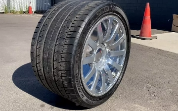 Блогеры разрезали колесо от Bugatti Veyron, чтобы посмотреть, что находится внутри — видео