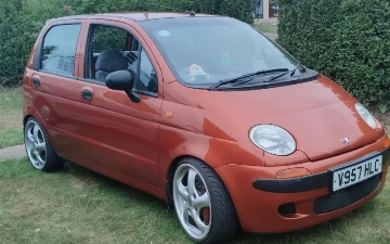 В Daewoo Matiz впихнули трехлитровый двигатель и дополнили колесами Porsche — фото