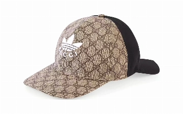 Gucci и adidas выпустили кепку с двумя козырьками за $810