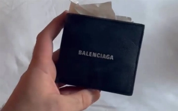 Balenciaga разослал пригласительные на показ в виде кошелька — видео