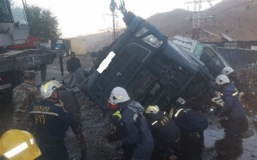 На перевале «Камчик» в результате аварии загорелся грузовик