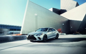 Lexus ES 2023 года обновился и получил новые комплектации