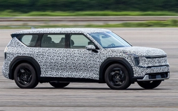 Фотошпионы опубликовали кадры салона нового Kia EV9 во время дорожных испытаний