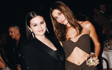 Селена Гомес прокомментировала совместные снимки с Хейли Бибер