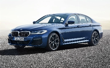Новый BMW 5 серии на шпионских фото лишился части камуфляжа