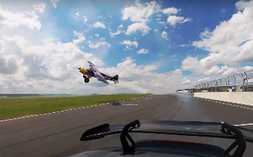 Посмотрите на погоню за спорткаром Porsche на самолете