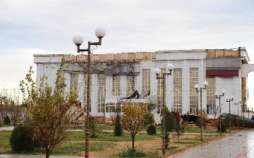 Сильный ветер снес крышу бывшего здания хокимията Муйнака — фото 