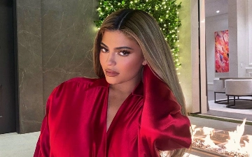 Кайли Дженнер нарядила гигантскую елку к Рождеству – видео