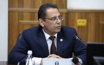 Ректор «Нархоза» решил проехаться на метро – фото