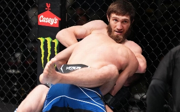 Узбекский боец Кахрамонов проиграл Нурмагомедову в рамках UFC Vegas 66 — видео