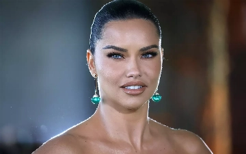 Располневшая Адриана Лима вышла на подиум через три месяца после родов