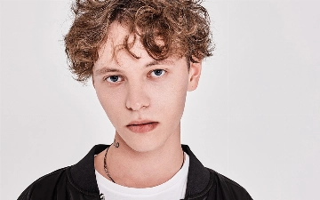 Умер Шарлот — исполнитель песни «Малышка»