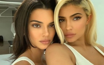 Визажистка Кендалл Дженнер показала лайфхак для визуального увеличения губ