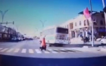 В Самарканде водитель автобуса чуть не сбил пешеходов на «зебре» — видео