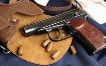 Узбекистанец украл пистолет, который забыли в туалете — мужчине придется отсидеть три года