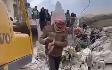 В сирийском Алеппо под завалами родился ребенок (видео)