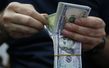 Курс доллара откатывается к отметке в 11 300 сумов