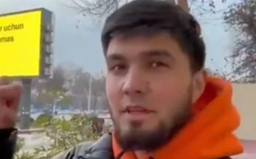 Мужчина, критиковавший снимки моделей в белье на витрине, напоказ флиртует с девушками  