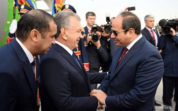 Как Шавката Мирзиёева встретили в Каире (фото и видео)