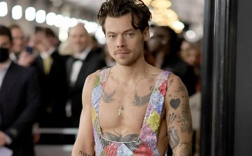 Гарри Стайлс на концерте выпил алкоголь из кроссовка