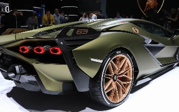 На дорожных испытаниях заметили новый суперкар от Lamborghini