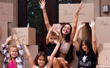 Оксана Самойлова подарила детям электрокар за $147 тысяч