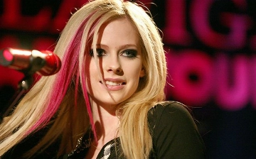 Аврил Лавин застали целующейся с рэпером Tyga в Париже