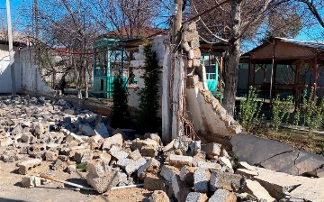 На Алмазаре из-за проливных дождей обрушился забор возле чайханы (видео)