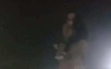 Житель Ташобласти забрался на мемориальный бюст (видео)