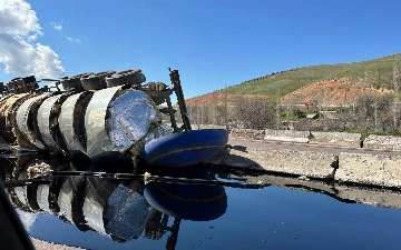 На перевале Камчик перевернулся грузовик с нефтью (видео)