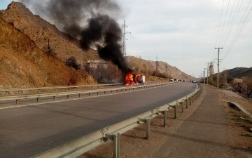 На перевале Камчик дотла сгорел грузовик (видео)