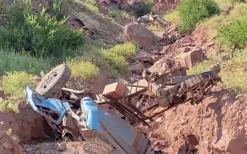 В Сурхандарье грузовик вылетел в овраг, водитель скончался на месте 