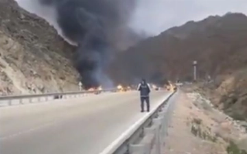 Грузовик загорелся после столкновения с тремя «легковушками» на Камчике (видео)