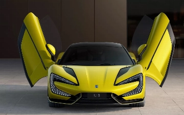 Новый суперкар BYD научили прыгать и ездить на трех колесах