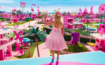 В сети появился новый кадр Марго Робби со съемок «Барби»