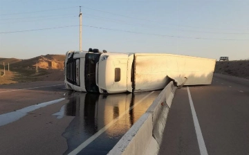 На Камчике опрокинулся грузовик DAF, пострадали три человека