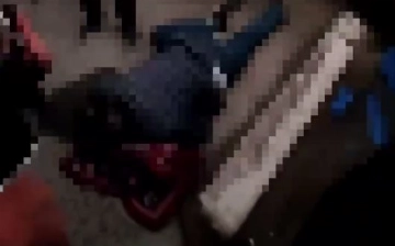 В Намангане на парня упал щит с рекламой референдума (видео 18+)