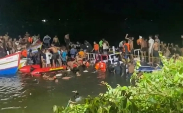 В Индии перевернулась туристическая лодка, погибли более 20 человек (видео)