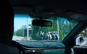 В Хорезме детей учат кланяться уступившим дорогу водителям (видео) 