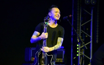 Лидер группы «Звери» устроил скандал в баре