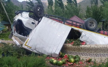 На Камчике грузовик с отказавшими тормозами влетел в ряд машин, есть погибший (фото)