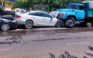 На Юнусабаде произошло массовое ДТП с участием шести машин 