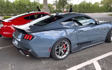 В сети показали новый Ford Mustang с его предшественником