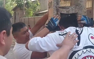 В Алмалыке молодой велосипедист влетел в столб и застрял в нем головой (видео)