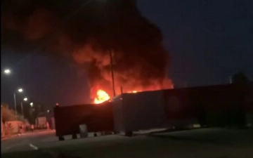 На Сергелях загорелся грузовик, набитый парфюмерной продукцией (видео)