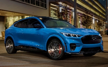 Какой из Ford Mustang быстрее — бензиновый или электрический