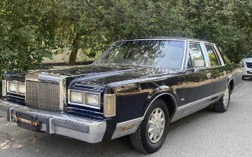 В Узбекистане продают почти идеальный ретро-автомобиль Lincoln Town Car