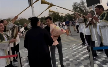 Шахло Зоирову встретили под карнай-сурнай после родов в Турции